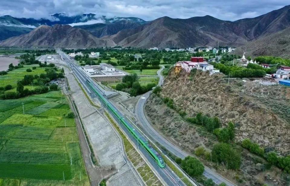 ?高原動(dòng)集動(dòng)車組。中國(guó)中車供圖。