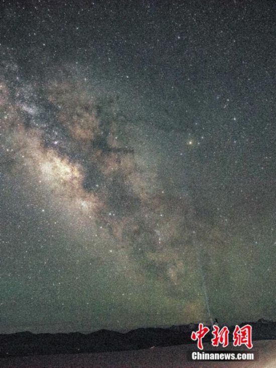 圖為6月20日晚游客在西藏阿里暗夜公園，與銀河“合影”。曹枝清 攝