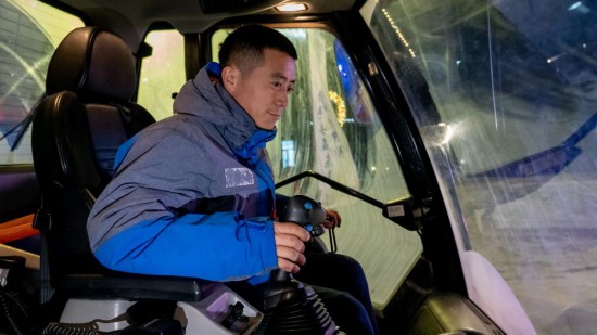 吉林市松花湖滑雪度假區(qū)內(nèi)，工作人員正駕駛壓雪車(chē)平整雪道。新華社記者 唐成卓 攝