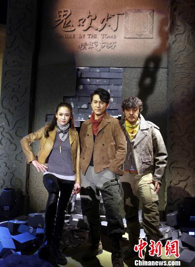 網(wǎng)絡(luò)自制劇《鬼吹燈之精絕古城》今日舉行發(fā)布會，靳東、陳喬恩和趙達組成的探寶三人組首次集結(jié)亮相?！●R海燕 攝