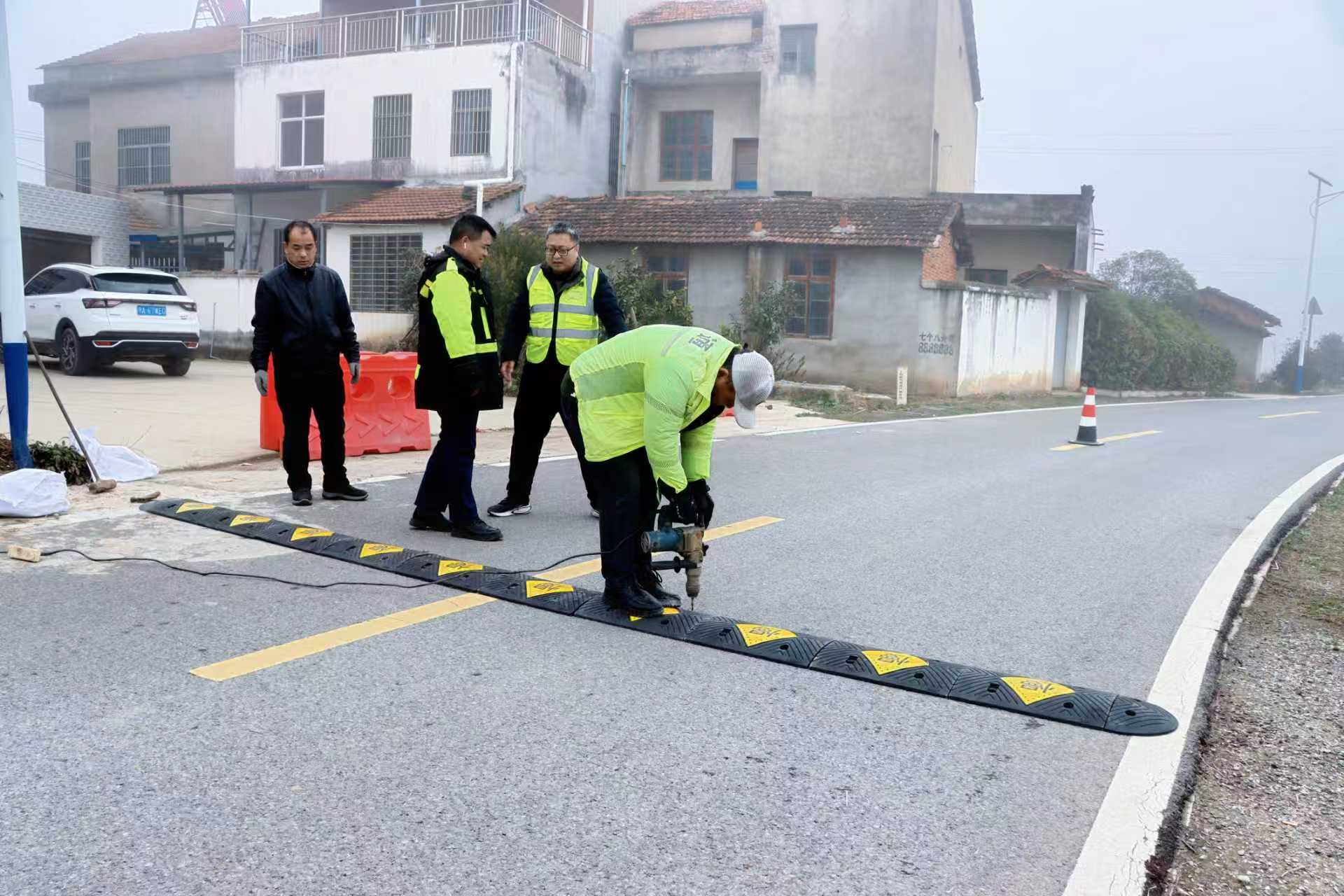 養(yǎng)護工對農(nóng)村公路進行日常巡查、養(yǎng)護。受訪方供圖