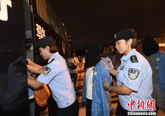 犯罪嫌疑人被押上押解車?！“苍?攝