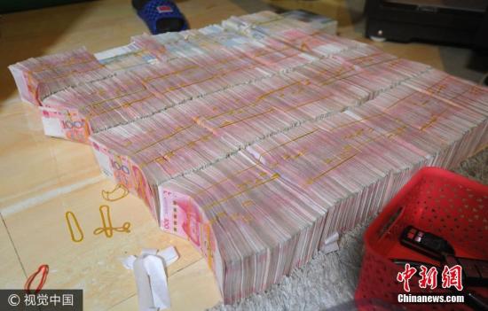 廣西南寧警方8月21日通報(bào)，當(dāng)?shù)亟粘晒善粕姘附痤~15.19億元人民幣的特大傳銷案件。圖為當(dāng)場(chǎng)繳獲的成捆現(xiàn)金。圖片來(lái)源：視覺(jué)中國(guó)