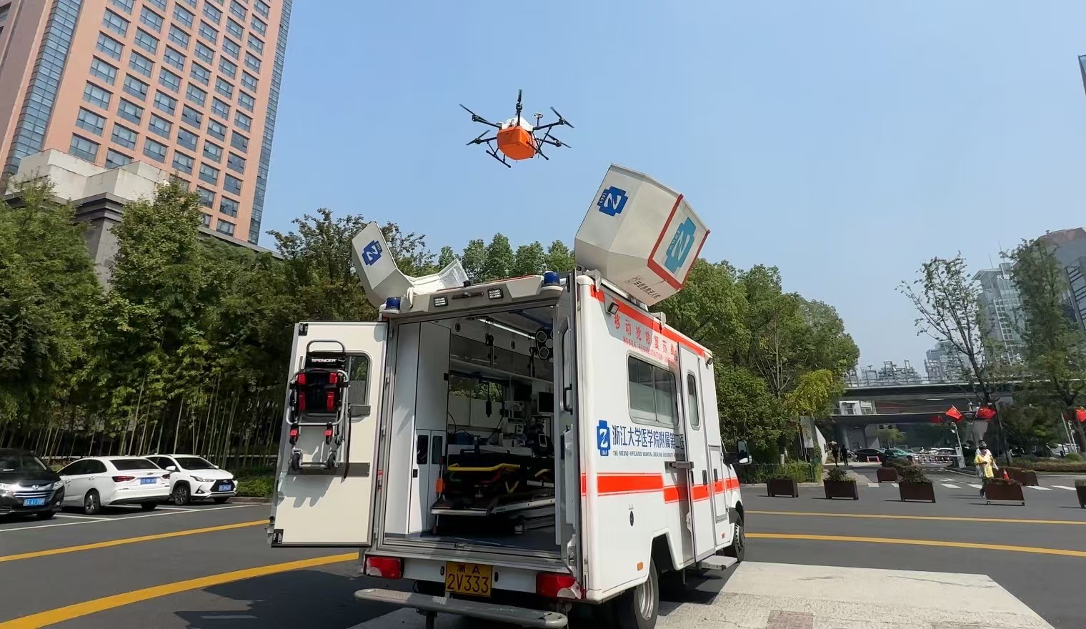 浙江大學(xué)醫(yī)學(xué)院附屬第二醫(yī)院5G急救車搭載的無(wú)人機(jī)正在起飛。人民網(wǎng)記者 申佳平攝