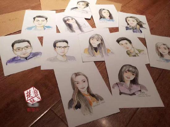 像不像？大學(xué)老師為全班畢業(yè)生畫肖像