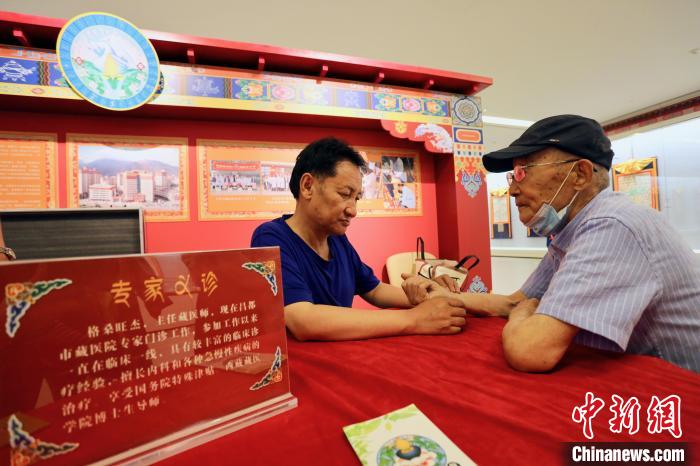 “藏韻瑰寶”藏醫(yī)四部醫(yī)典唐卡珍品展在天津美術(shù)館展出，展覽現(xiàn)場藏醫(yī)專家義診受歡迎?！⒖∩n 攝