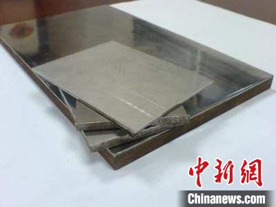 企業(yè)展示的金屬復(fù)合材料產(chǎn)品?！垕I子 攝