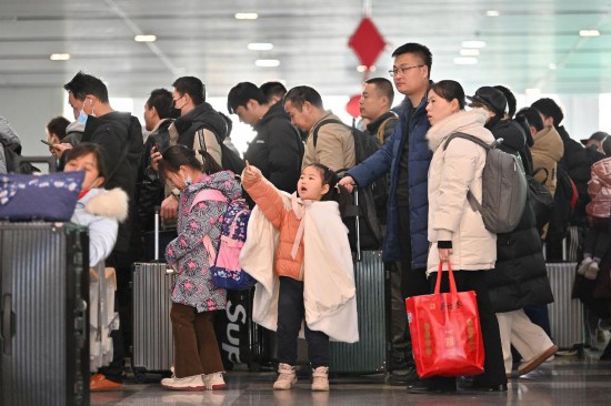 2月3日，家長帶領小朋友在北京豐臺站排隊檢票。新華社記者 宋為偉 攝