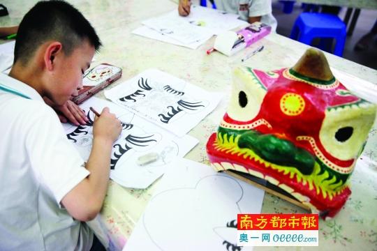 傳承傳統(tǒng)文化 80后女教師把“扎獅頭”帶進小學(xué)