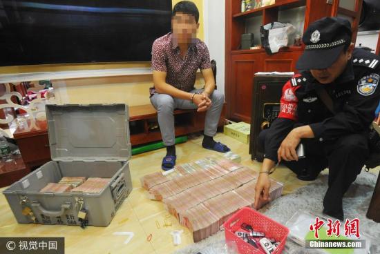 廣西南寧警方8月21日通報(bào)，當(dāng)?shù)亟粘晒善粕姘附痤~15.19億元人民幣的特大傳銷案件。圖為當(dāng)場(chǎng)繳獲的成捆現(xiàn)金。 圖片來(lái)源：視覺(jué)中國(guó)