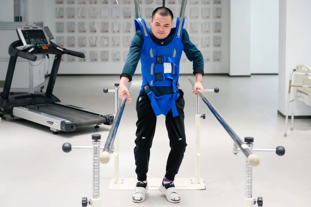 在術(shù)后第14天，患者依靠自身運(yùn)動(dòng)意圖行走。復(fù)旦大學(xué)供圖