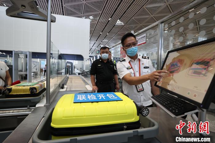 6月25日，在?？诿捞m國際機場T2航站樓，工作人員對完成改造的設(shè)備進行模擬測試?！∈Y啟明 攝