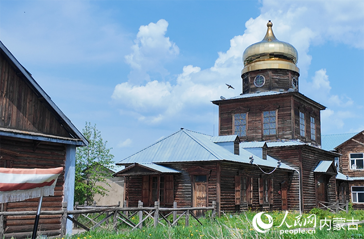 頗具特色的“木刻楞”房屋。人民網(wǎng)記者 齊浩男攝