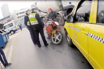 交巡警發(fā)現(xiàn)張師傅還是酒駕。 本報記者 甘俠義 攝