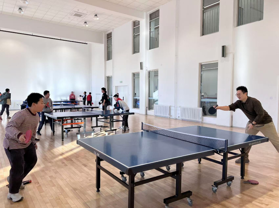 老師和學(xué)生在課間打乒乓球。人民網(wǎng) 白炅攝