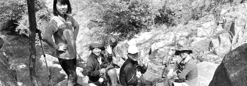 近日，資深驢友隨哥組織驢友到濟南仲宮太甲山游玩。圖為驢友正在山路上休息。隨哥供圖