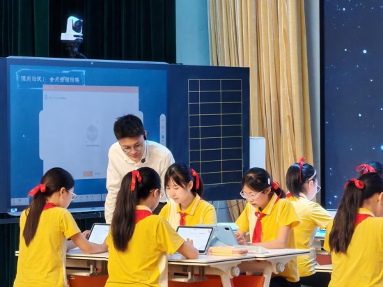 重慶科學(xué)城樹人思賢小學(xué)校教師執(zhí)教“S2C”示范課。