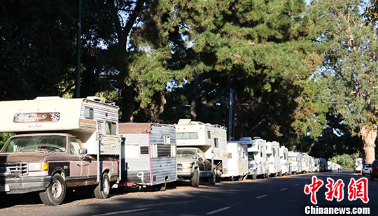 當(dāng)?shù)貢r(shí)間7月30日，美國(guó)硅谷山景城克里山托大道?？康姆寇?。越來越多的工薪階層無力負(fù)擔(dān)房租，選擇住在房車?yán)铩?lt;a target='_blank'  _fcksavedurl='http://www.chinanews.com/'></table>中新社</a>記者 劉丹 攝