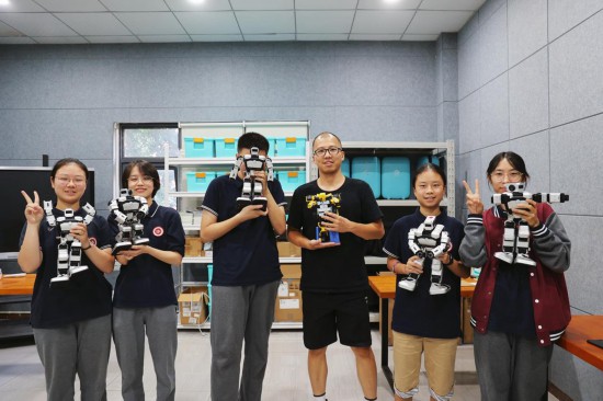 重慶八中科學(xué)城中學(xué)校科創(chuàng)社團(tuán)。