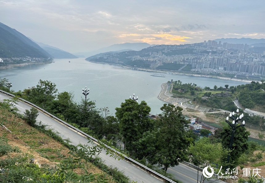 從巫山縣龍門街道江村遠眺，左側(cè)為三峽里·竹枝村，右側(cè)為巫山縣城。人民網(wǎng)記者 劉政寧攝