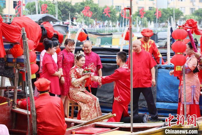 連家船民婚俗秀之迎親禮和成親禮?！×珠派?攝