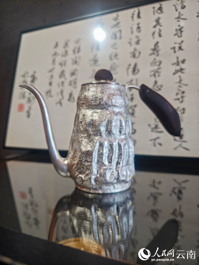 李杰加工制作的銀壺。人民網(wǎng)記者 符皓攝