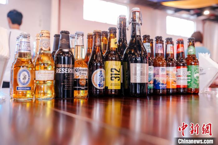 莆田基地主要生產全球旗艦品牌百威、科羅娜、貝克等啤酒，并生產雪津啤酒、雪山啤酒、藍妹啤酒等?！±钅宪?攝