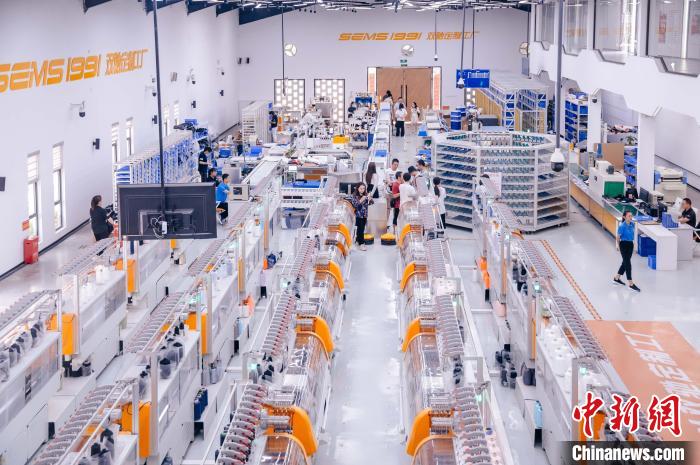 “高質(zhì)量發(fā)展調(diào)研行”主題采訪活動(dòng)來(lái)到福建莆田雙馳鞋業(yè)個(gè)性化定制示范工廠。　李南軒 攝