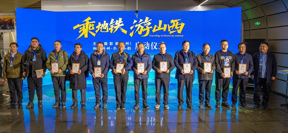 活動(dòng)為參展攝影家頒發(fā)入展證書(shū)。