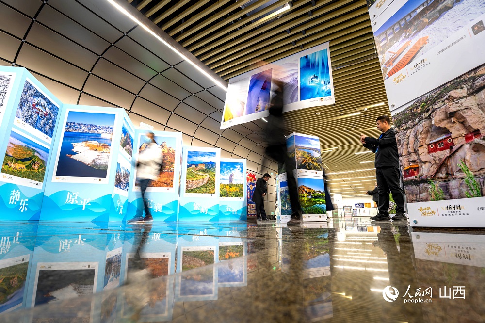 觀眾正在欣賞攝影作品。