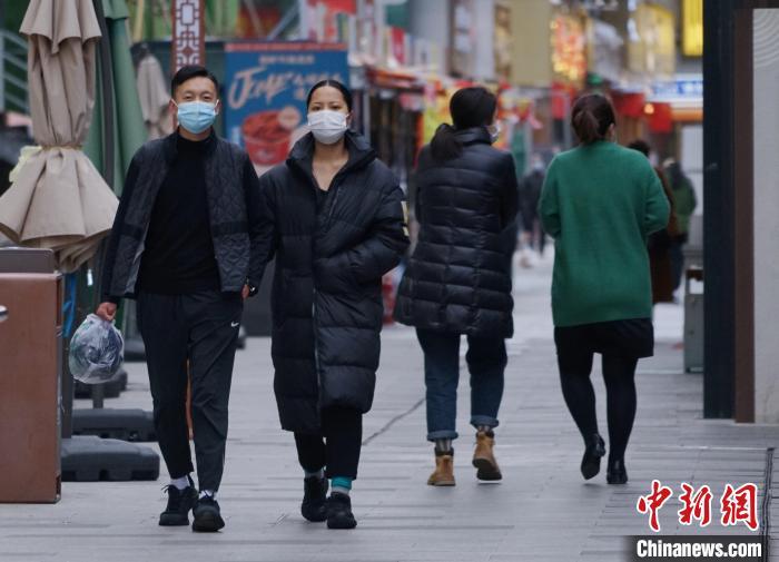 圖為市民穿羽絨服出行?！●R銘言 攝