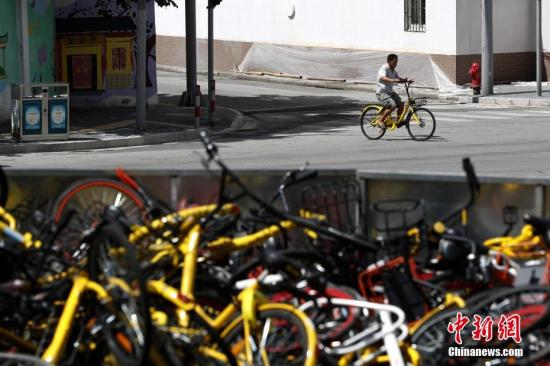 上?，F(xiàn)共享單車“墳?zāi)埂?堆積如山場(chǎng)面壯觀。 張亨偉 攝