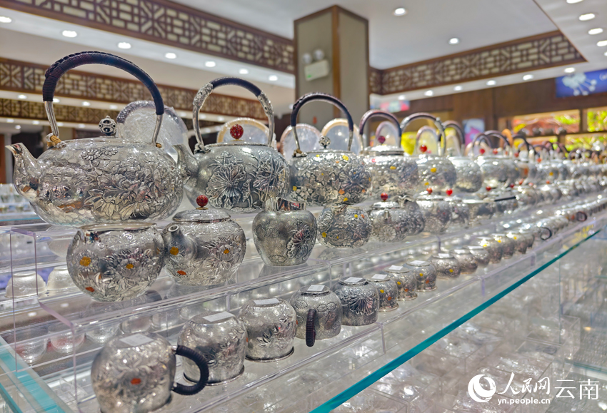 新華村一家銀器店里的各類銀器。人民網(wǎng)記者 符皓攝