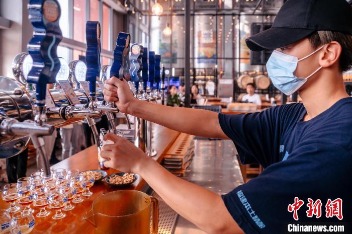 圖為百威雪津啤酒莆田基地工作人員正在打酒。　李南軒 攝